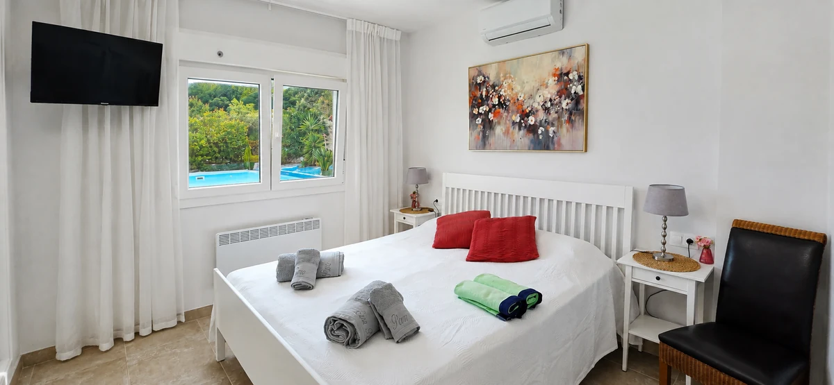 Schlafzimmer mit Doppelbett
