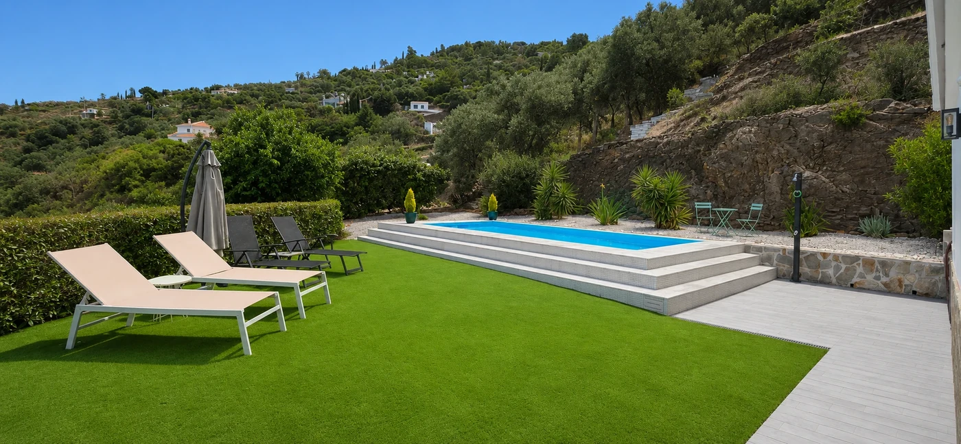 Privater Pool mit weitem Blick über Berge und Natur